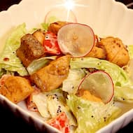 Салат с жареным лососем для фуршета в Алматы, кейтеринг